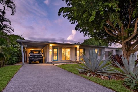 House in Wilton Manors, Florida 3 bedrooms, 145.86 sq.m. № 2392837
