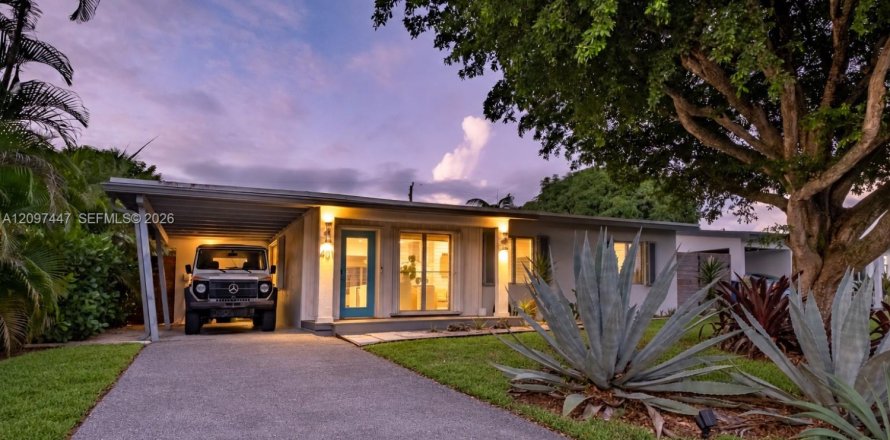 House in Wilton Manors, Florida 3 bedrooms, 145.86 sq.m. № 2392837