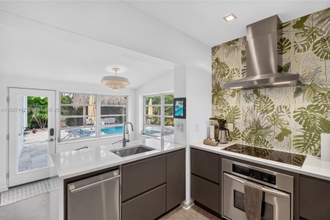 House in Wilton Manors, Florida 3 bedrooms, 145.86 sq.m. № 2392837 - photo 8