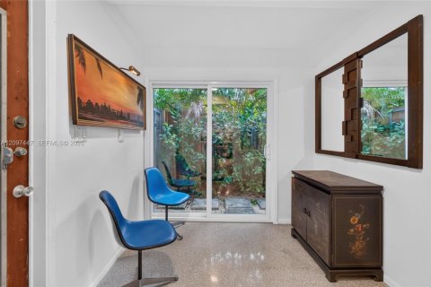 House in Wilton Manors, Florida 3 bedrooms, 145.86 sq.m. № 2392837 - photo 23