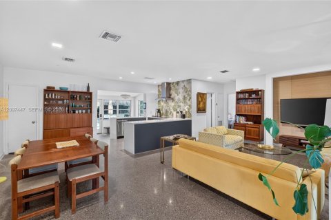 House in Wilton Manors, Florida 3 bedrooms, 145.86 sq.m. № 2392837 - photo 11