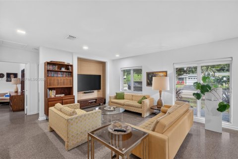 House in Wilton Manors, Florida 3 bedrooms, 145.86 sq.m. № 2392837 - photo 10