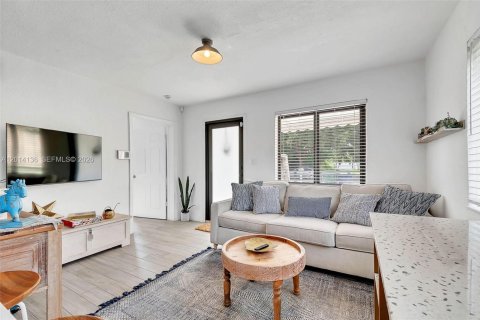 House in Miami, Florida 3 bedrooms, 79.34 sq.m. № 2076095 - photo 2