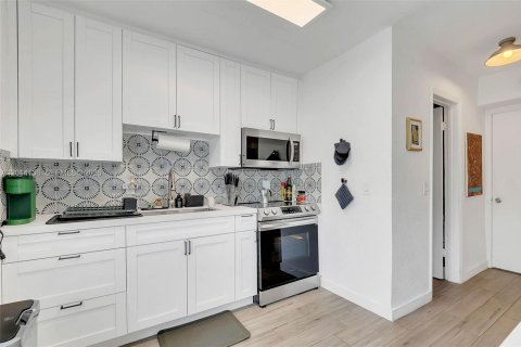 House in Miami, Florida 3 bedrooms, 79.34 sq.m. № 2076095 - photo 4
