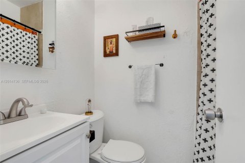 House in Miami, Florida 3 bedrooms, 79.34 sq.m. № 2076095 - photo 7