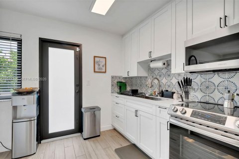 House in Miami, Florida 3 bedrooms, 79.34 sq.m. № 2076095 - photo 5