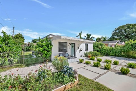 House in Miami, Florida 3 bedrooms, 79.34 sq.m. № 2076095 - photo 11