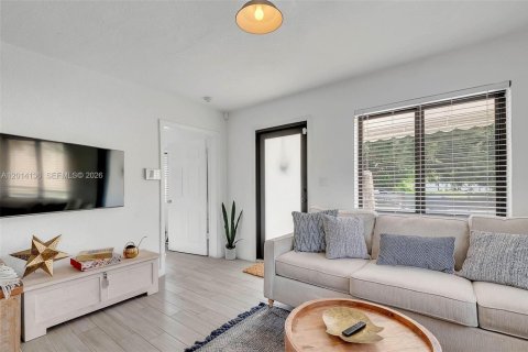 House in Miami, Florida 3 bedrooms, 79.34 sq.m. № 2076095 - photo 3