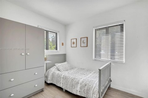 House in Miami, Florida 3 bedrooms, 79.34 sq.m. № 2076095 - photo 6