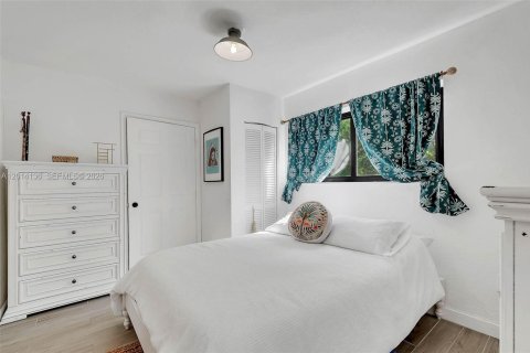 House in Miami, Florida 3 bedrooms, 79.34 sq.m. № 2076095 - photo 8