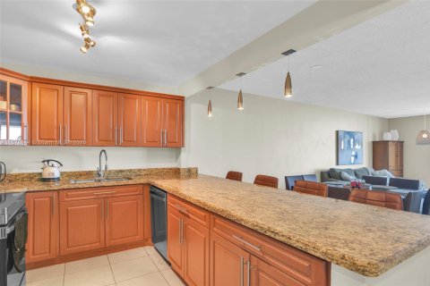 Condo in Hallandale Beach, Florida, 1 bedroom  № 1927698 - photo 8