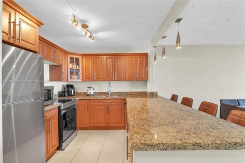Condo in Hallandale Beach, Florida, 1 bedroom  № 1927698 - photo 7