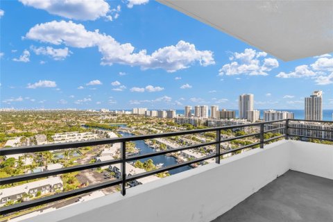 Condo in Hallandale Beach, Florida, 1 bedroom  № 1927698 - photo 27