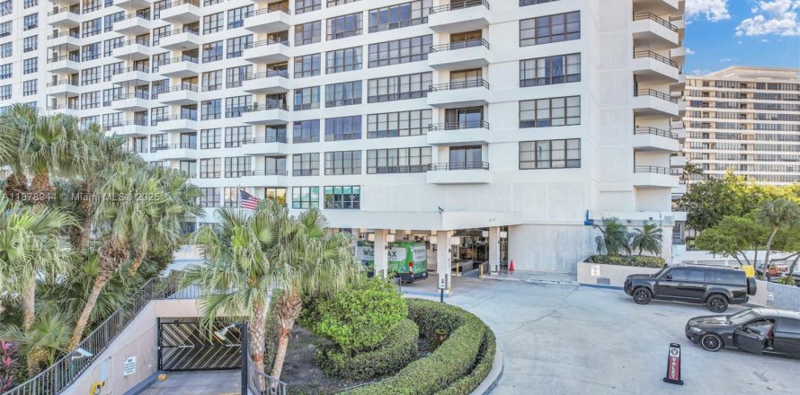 Condo in Hallandale Beach, Florida, 1 bedroom  № 1927698