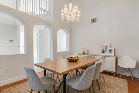 House in Pembroke Pines, Florida 4 bedrooms, 235.04 sq.m. № 1996087 - photo 8