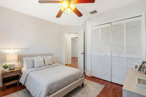 House in Pembroke Pines, Florida 4 bedrooms, 235.04 sq.m. № 1996087 - photo 15