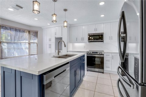 House in Pembroke Pines, Florida 4 bedrooms, 235.04 sq.m. № 1996087 - photo 7