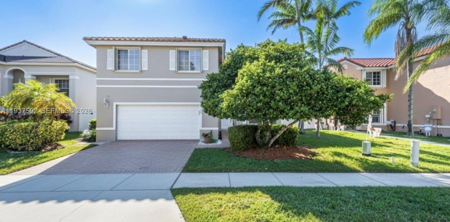 House in Pembroke Pines, Florida 4 bedrooms, 235.04 sq.m. № 1996087