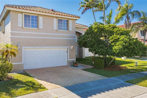 House in Pembroke Pines, Florida 4 bedrooms, 235.04 sq.m. № 1996087 - photo 2