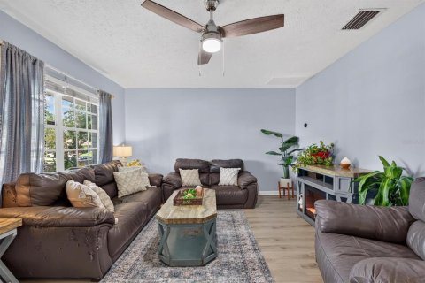 House in Seffner, Florida 3 bedrooms, 125.05 sq.m. № 2312946 - photo 15
