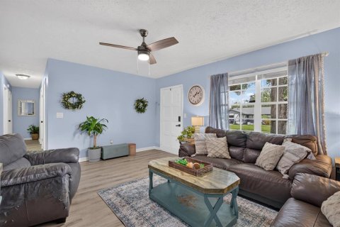 House in Seffner, Florida 3 bedrooms, 125.05 sq.m. № 2312946 - photo 16