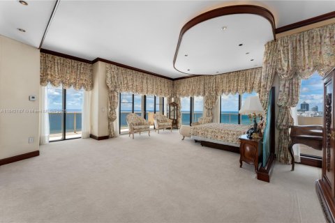 Condo in Miami Beach, Florida, 4 bedrooms  № 1940801 - photo 16