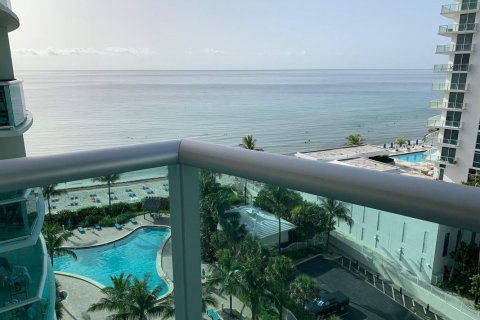 Condo in Hollywood, Florida, 1 bedroom  № 1230294 - photo 1