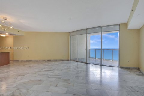 Condominio en venta en Sunny Isles Beach, Florida, 2 dormitorios, 175.21 m2 № 1961002 - foto 11