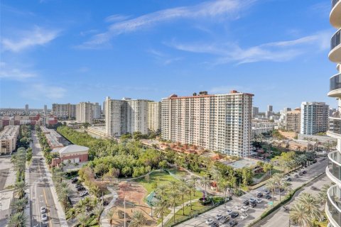 Condominio en venta en Sunny Isles Beach, Florida, 2 dormitorios, 175.21 m2 № 1961002 - foto 24