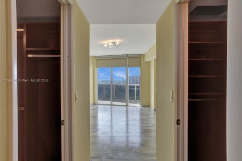 Condominio en venta en Sunny Isles Beach, Florida, 2 dormitorios, 175.21 m2 № 1961002 - foto 28