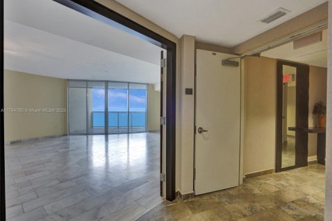 Condominio en venta en Sunny Isles Beach, Florida, 2 dormitorios, 175.21 m2 № 1961002 - foto 10