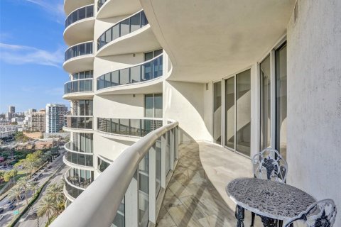 Condominio en venta en Sunny Isles Beach, Florida, 2 dormitorios, 175.21 m2 № 1961002 - foto 25
