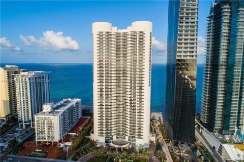 Condominio en venta en Sunny Isles Beach, Florida, 2 dormitorios, 175.21 m2 № 1961002 - foto 1