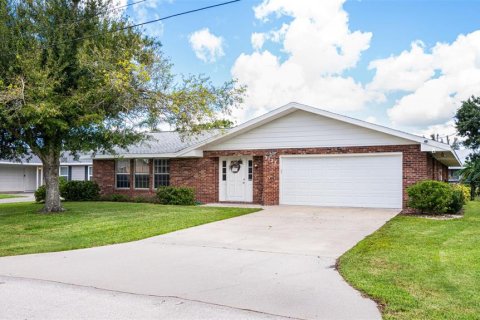 House in Punta Gorda, Florida 3 bedrooms, 174.1 sq.m. № 2218270 - photo 2