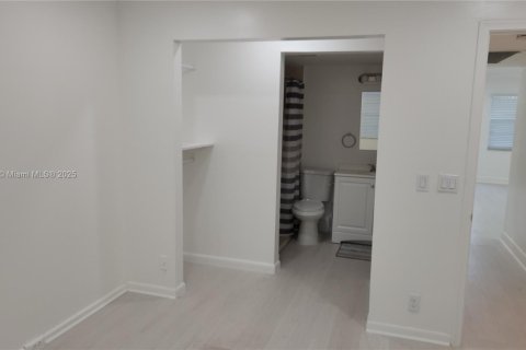 Condo in Pembroke Pines, Florida, 2 bedrooms  № 1703277 - photo 7