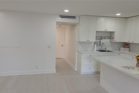Condo in Pembroke Pines, Florida, 2 bedrooms  № 1703277 - photo 4