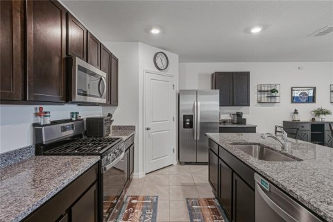 Villa ou maison à vendre à Zephyrhills, Floride: 4 chambres, 172.05 m2 № 2237114 - photo 13