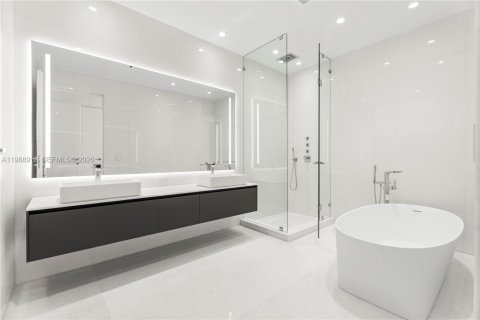 Condo in Miami, Florida, 4 bedrooms  № 2057024 - photo 22