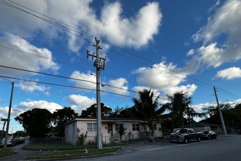 Immobilier commercial à vendre à Miami, Floride: 144.93 m2 № 1934805 - photo 1