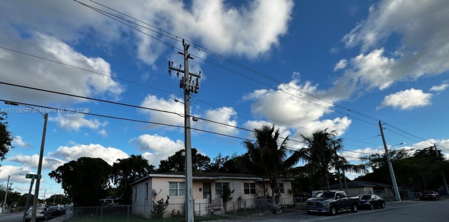 Immobilier commercial à Miami, Floride 144.93 m2 № 1934805