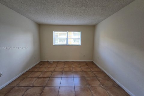 Condo in Lauderdale Lakes, Florida, 1 bedroom  № 1991381 - photo 12