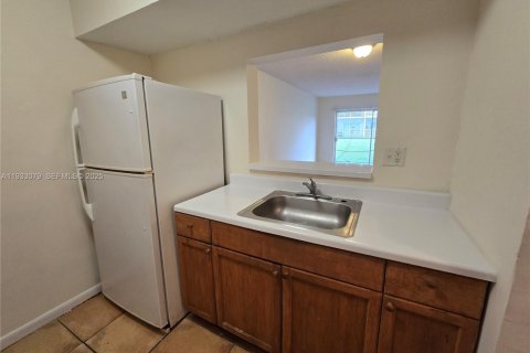 Condo in Lauderdale Lakes, Florida, 1 bedroom  № 1991381 - photo 9