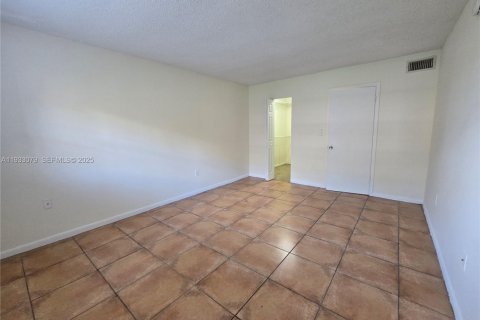 Condo in Lauderdale Lakes, Florida, 1 bedroom  № 1991381 - photo 15
