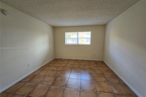 Condo in Lauderdale Lakes, Florida, 1 bedroom  № 1991381 - photo 11