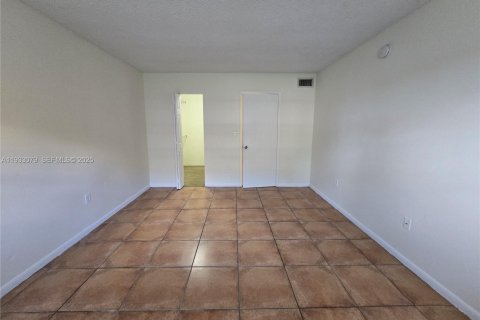 Condo in Lauderdale Lakes, Florida, 1 bedroom  № 1991381 - photo 14