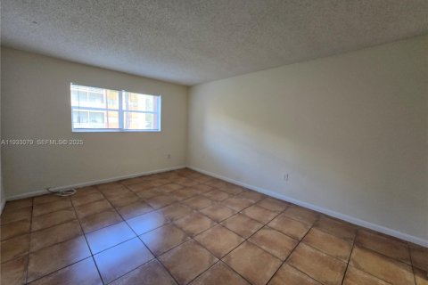 Condo in Lauderdale Lakes, Florida, 1 bedroom  № 1991381 - photo 13