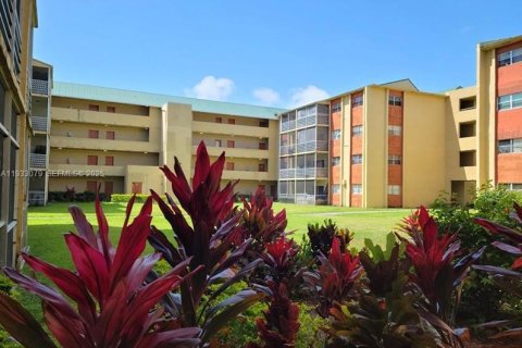 Condo in Lauderdale Lakes, Florida, 1 bedroom  № 1991381 - photo 1