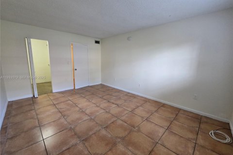 Condo in Lauderdale Lakes, Florida, 1 bedroom  № 1991381 - photo 16