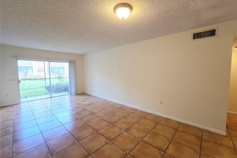 Condo in Lauderdale Lakes, Florida, 1 bedroom  № 1991381 - photo 3