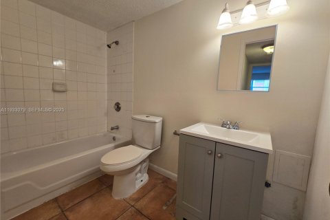 Condo in Lauderdale Lakes, Florida, 1 bedroom  № 1991381 - photo 17